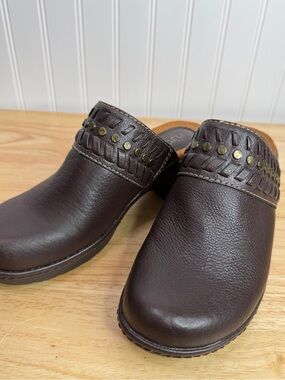 Eurosoft by Sofft Clogs Belina Womens 6.5M Brown Leather Slip On  2" Heel Studs
